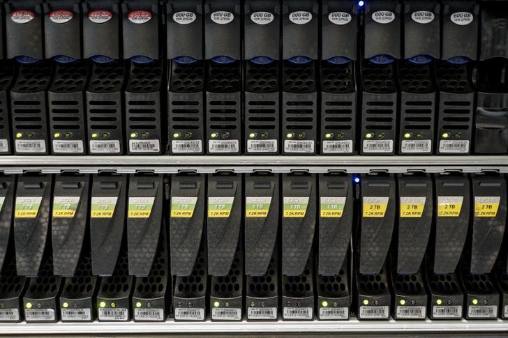 © Reuters. FILE PHOTO - Hard disks are pictured inside a server room at a company in Bangkok