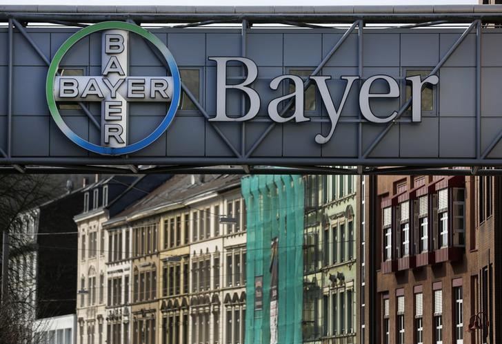 © Reuters. FILE PHOTO - The logo of Bayer AG is pictured at the Bayer Healthcare subgroup production plant in Wuppertal