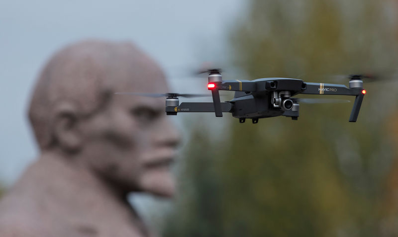 © Reuters. A drone flies near a monument of Soviet state founder Vladimir Lenin at the Muzeon Arts Park in Moscow