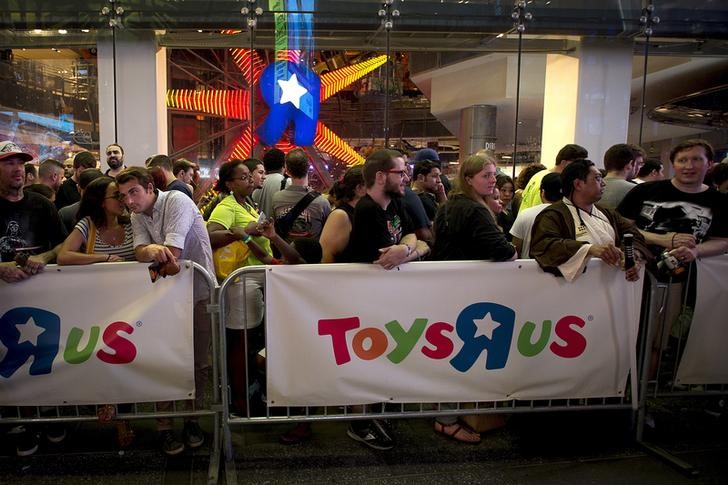 © Reuters. FILE PHOTO - People line up outside a Toys R Us store just before midnight to purchase toys in advance of the film "Star Wars: The Force Awakens" in Times Square in New York