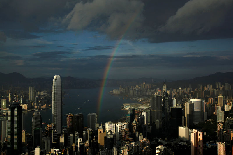 © Reuters. FILE PHOTO - A rainbow arches over Hong Kong's Victoria Harbour