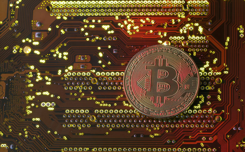 © Reuters. FILE PHOTO: A copy of bitcoin standing on PC motherboard is seen in this illustration picture