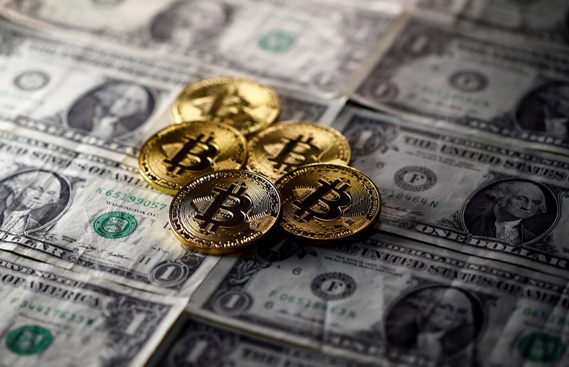 © Reuters. FILE PHOTO: Bitcoin (virtual currency) coins placed on Dollar banknotes are seen in this illustration picture