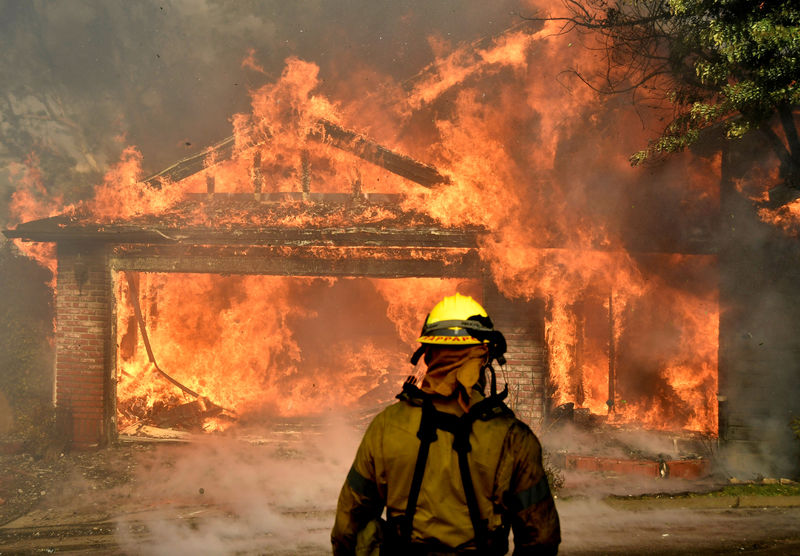 © Reuters. حريق غابات يدمر مئات المنازل ويجبر الآلاف على النزوح في كاليفورنيا