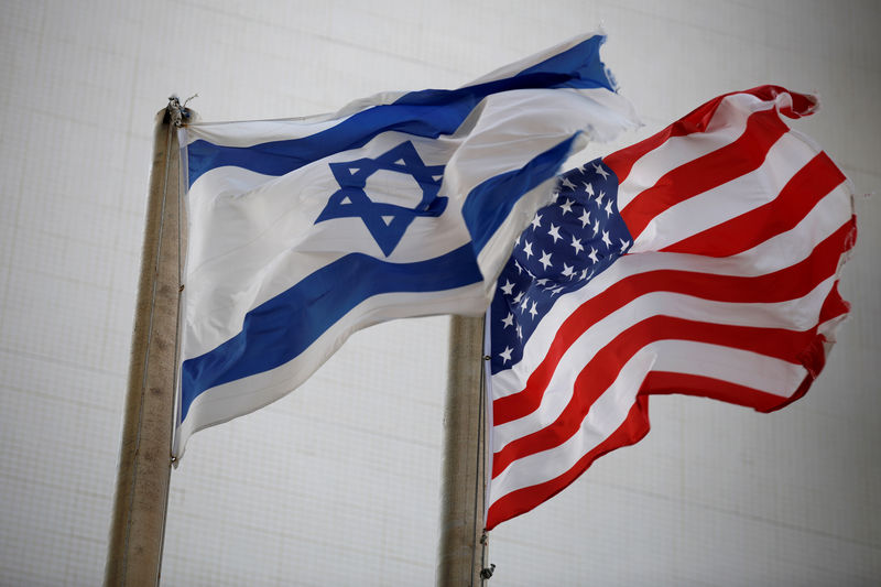 © Reuters. Foto del martes de las banderas de EEUU e Israel fuera de la embajada estadounidense en Tel Aviv