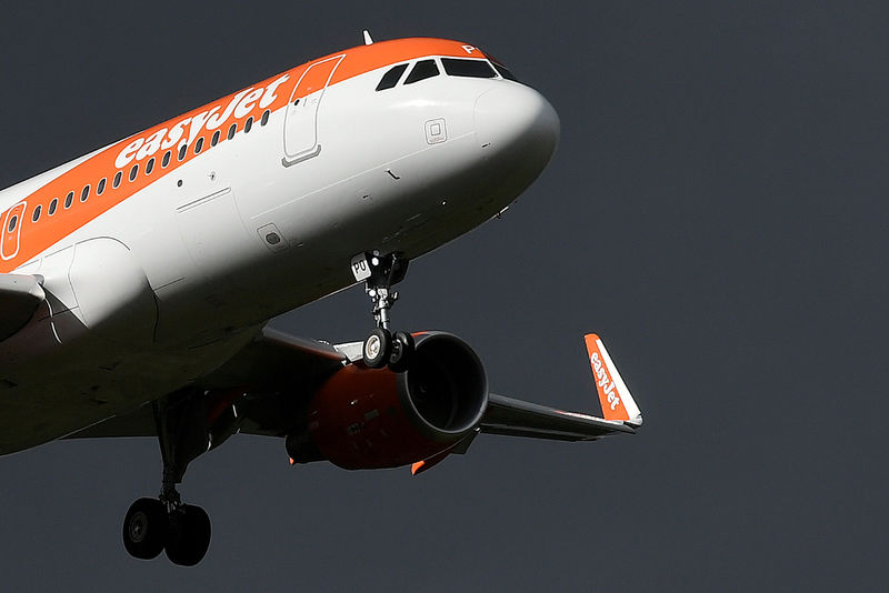 © Reuters. FILE PHOTO: An EasyJet passenger aircraft makes its final approach for landing at Gatwick Airport in southern England