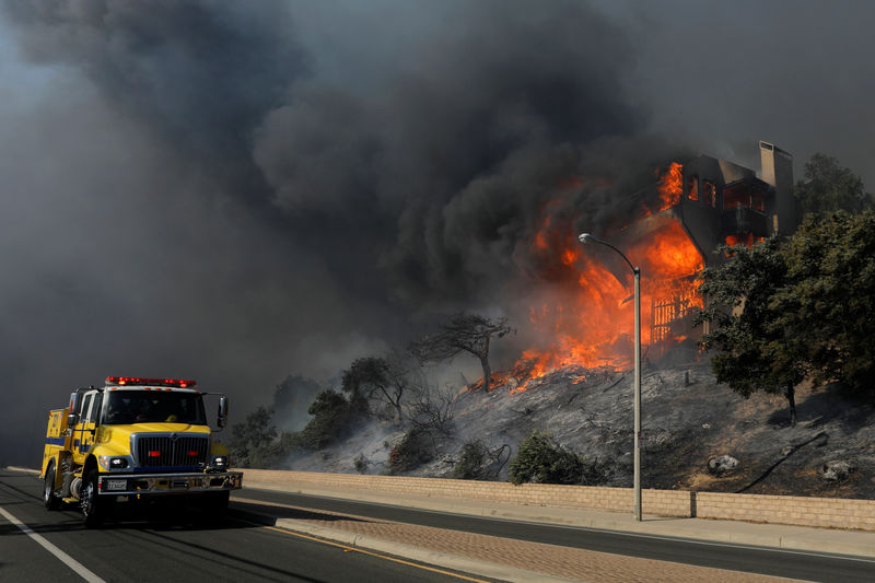© Reuters. Foto del martes de una casa incendiándose en Ventura, California