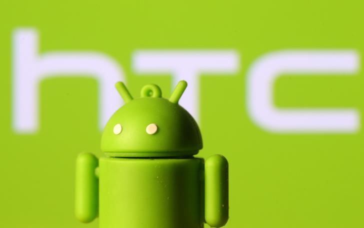© Reuters. Una impresión 3D de la mascota de Android, Bugdroid, aparece frente al logo de HTC