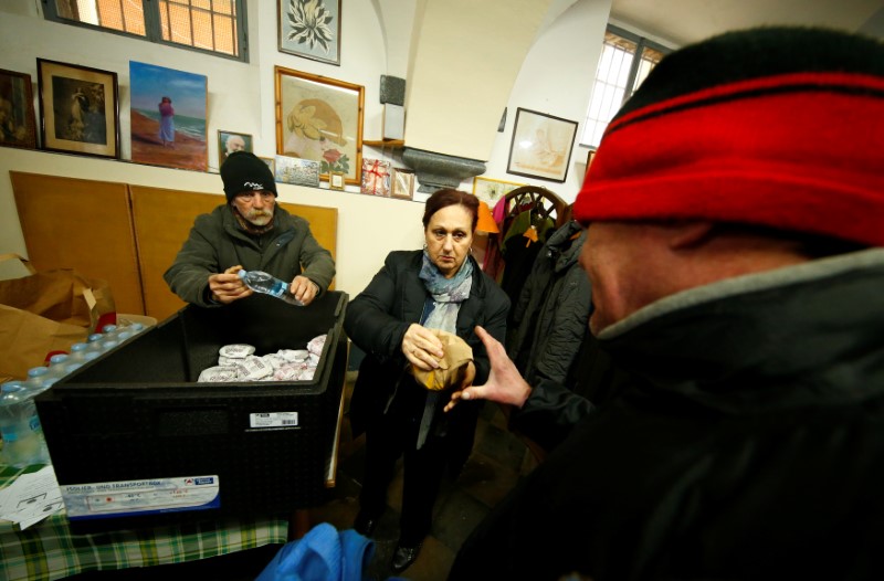 © Reuters. Roma, distribuzione di cibo donato da McDonald's a un'organizzazione di volontariato