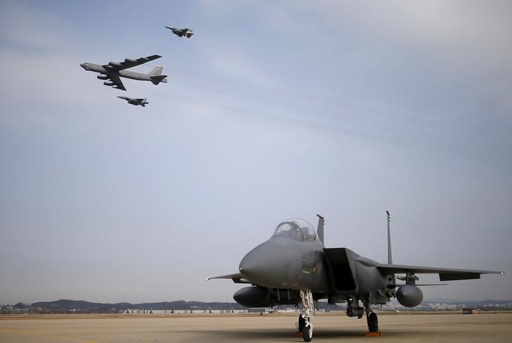 © Reuters. Un bombardero B-1B se une a los ejercicios militares de EEUU y Corea del Sur