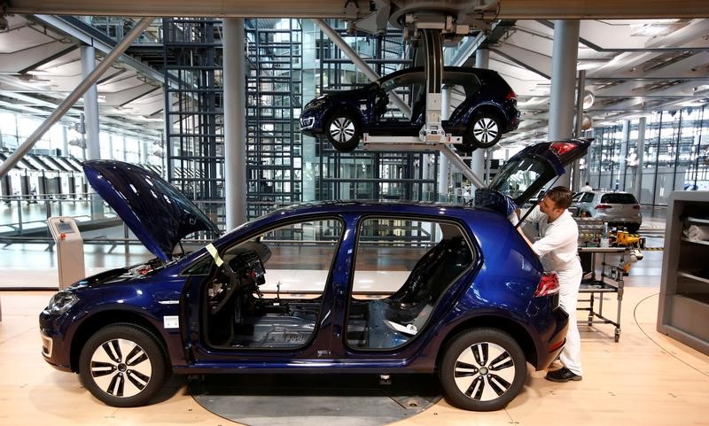 © Reuters. LE MARCHÉ AUTOMOBILE ALLEMAND POURRAIT BAISSER DE 2% EN 2018, SELON LA VDA