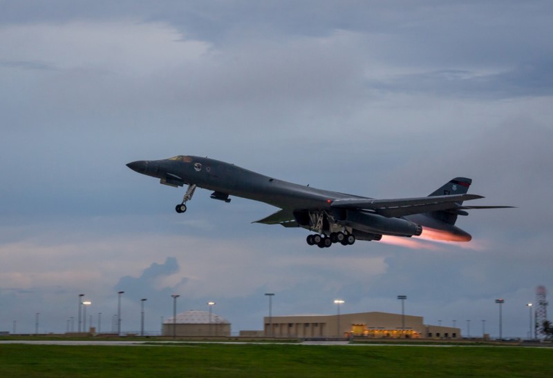 © Reuters. Foto de divulgação de um bombardeiro norte-americano B-1B