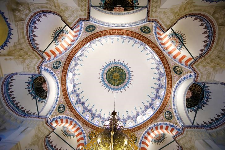 © Reuters. People pray at the Sehitlik Mosque, managed by Turkish-Islamic Union for Religious Affairs in Berlin