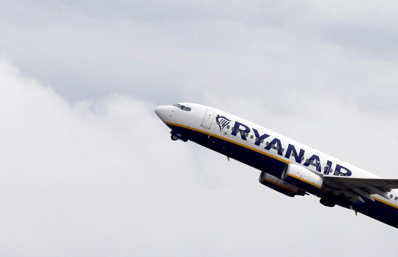 © Reuters. Ryanair commercial passenger jet takes off in Colomiers near Toulouse