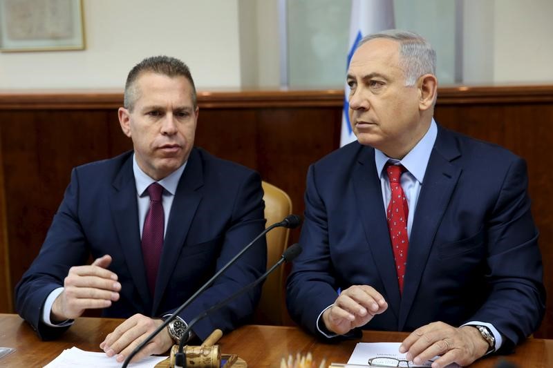 © Reuters. Primeiro-ministro de Israel, Benjamin Netanyahu (D), ao lado do ministro de Segurança Pública do páis, Gilad Erdan (E), durante reunião do gabinete em Jerusalém