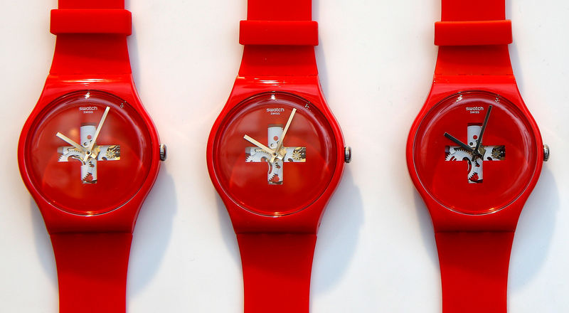 © Reuters. FILE PHOTO: Watches of Swiss watchmaker Swatch are displayed in Zurich