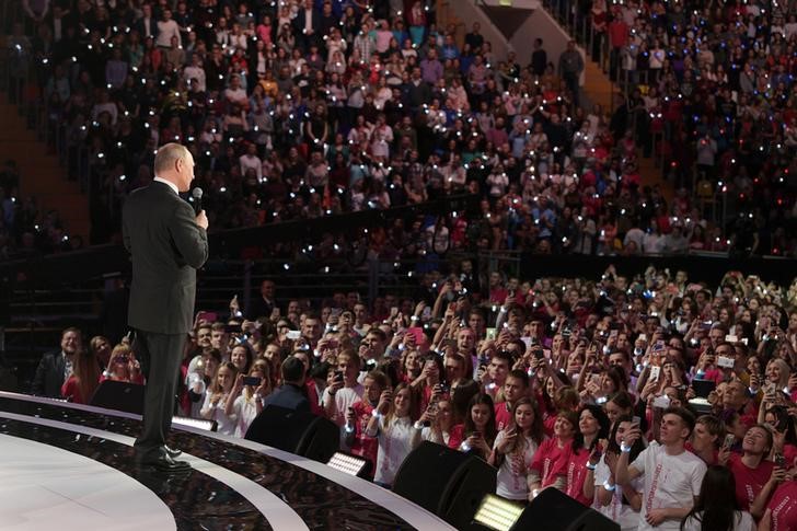 © Reuters. Russian President Vladimir Putin addresses the audience at the congress of volunteers in Moscow