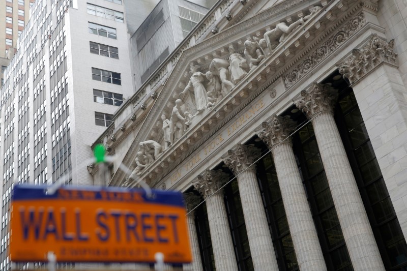 © Reuters. A souvenir license plate is seen outside the New York Stock Exchange in Manhattan, New York City