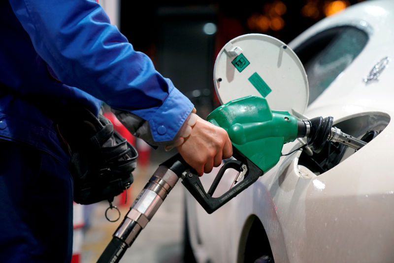 © Reuters. A gas station attendant pumps fuel into a customer's car at a gas station in Shangha