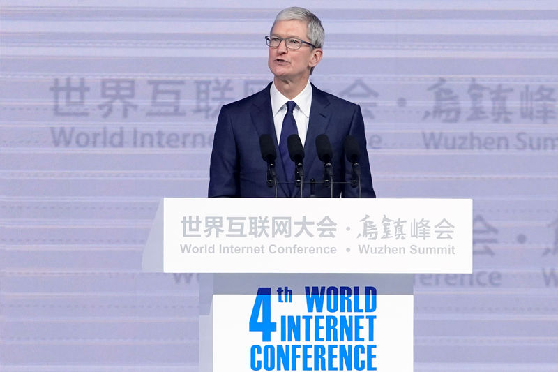 © Reuters. Presidente-executivo da Apple Tim Cook durante a abertura da 4ª Conferência Mundial de Internet em Wuzhen, China