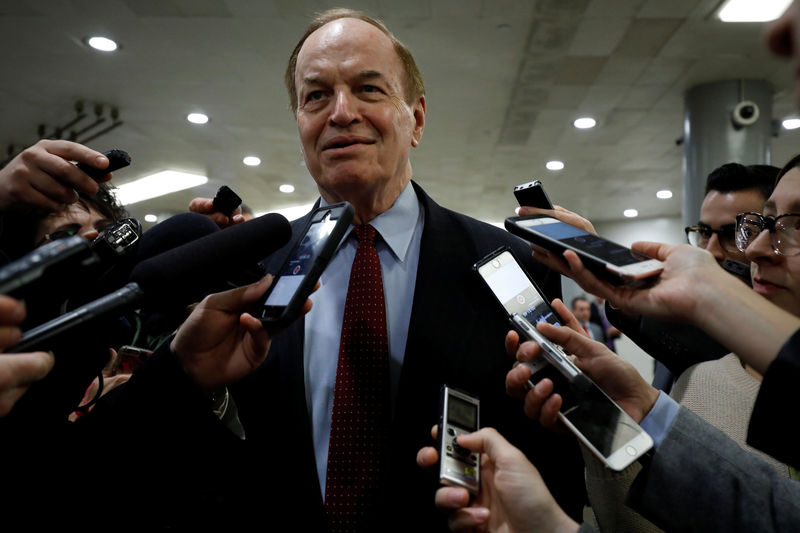 © Reuters. Sen. Richard Shelby speaks with reporters ahead of votes on Capitol Hill in Washington