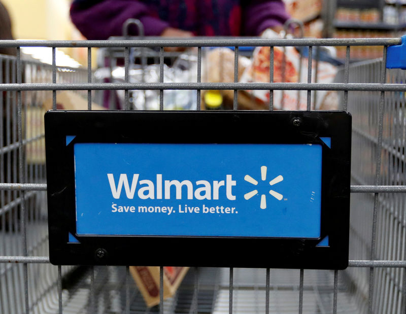 © Reuters. FILE PHOTO - A customer pushes a shopping cart at a Walmart store in Chicago