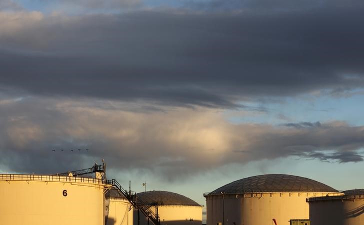 © Reuters. Crude oil storage tanks are seen at the Kinder Morgan terminal in Sherwood Park