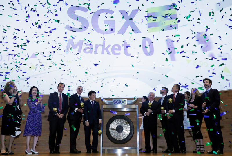 © Reuters. Una cerimonia all'SGX, la borsa di Singapore, lo scorso 30 novembre