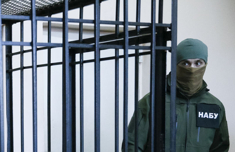 © Reuters. Сотрудник Национального антикоррупционного бюро в суде в Киеве