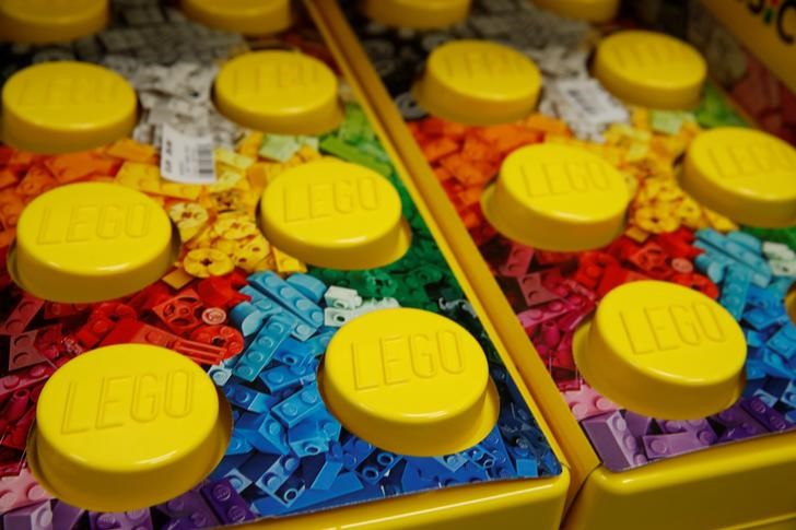 © Reuters. Sets of Lego bricks are seen at a toy store in Bonn