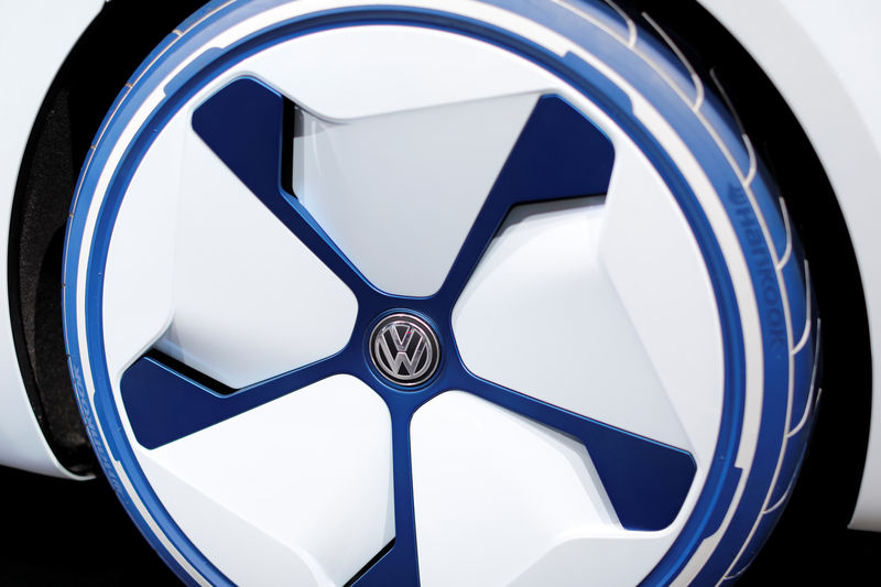 © Reuters. Логотип Volkswagen на концепт-каре на автосалоне в Лос-Анджелесе