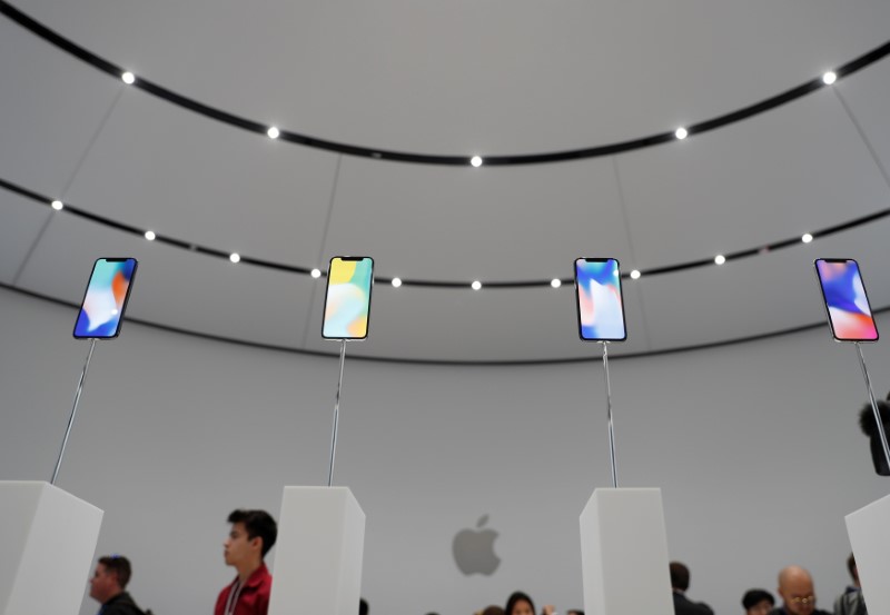 © Reuters. Apple iPhone X samples are displayed during a product launch event in Cupertino