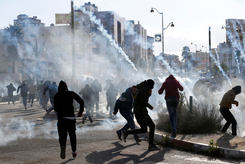 © Reuters. القوات الإسرائيلية تشتبك مع محتجين فلسطينيين في الضفة الغربية وغزة