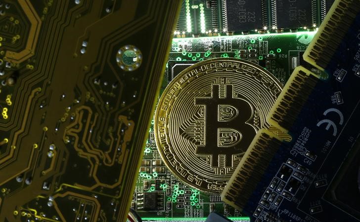 © Reuters. A copy of bitcoin standing on PC motherboard is seen in this illustration picture