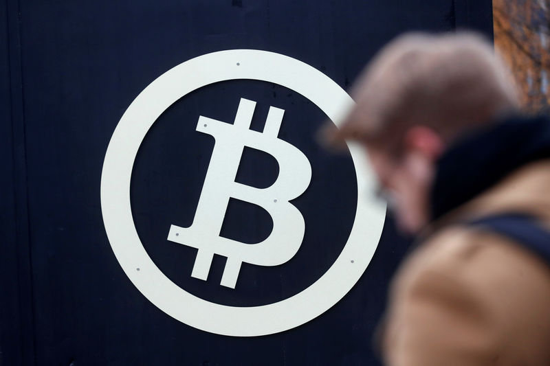 © Reuters. Símbolo da criptomoeda Bitcoin surante feira em Riga, Letônia