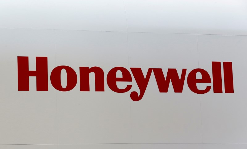 © Reuters. FILE PHOTO - A Honeywell logo is pictured on the company booth during the European Business Aviation Convention & Exhibition (EBACE) at Cointrin airport in Geneva