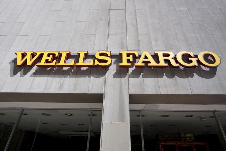 © Reuters. FILE PHOTO - The sign outside the Wells Fargo & Co. bank in downtown Denver