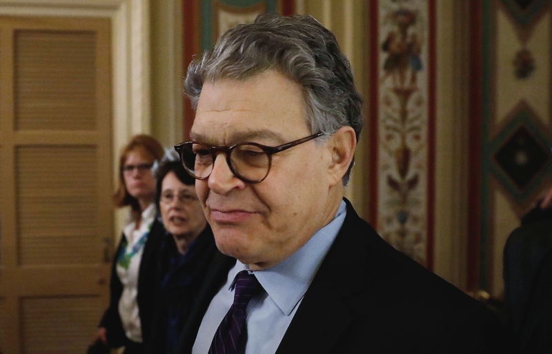 © Reuters. Senador Franken chega para anunciar renúncia em Washington