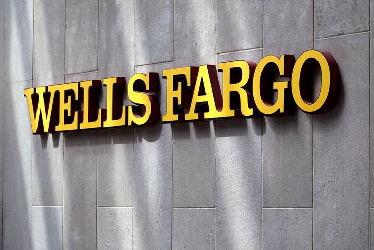 © Reuters. FILE PHOTO - The sign outside the Wells Fargo & Co. bank in downtown Denver