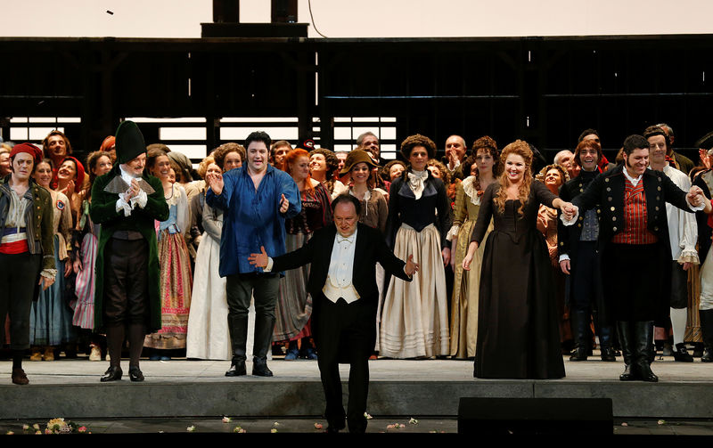 © Reuters. Director Riccardo Chailly and the cast acknowledges the applause at the end of the "Andrea Chenier" by Umberto Giordano which opened the 2017-18 season at Milan's La Scala opera house