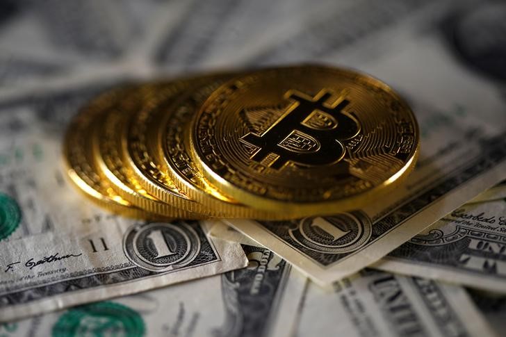 © Reuters. FILE PHOTO - Bitcoin (virtual currency) coins placed on Dollar banknotes are seen in this illustration picture