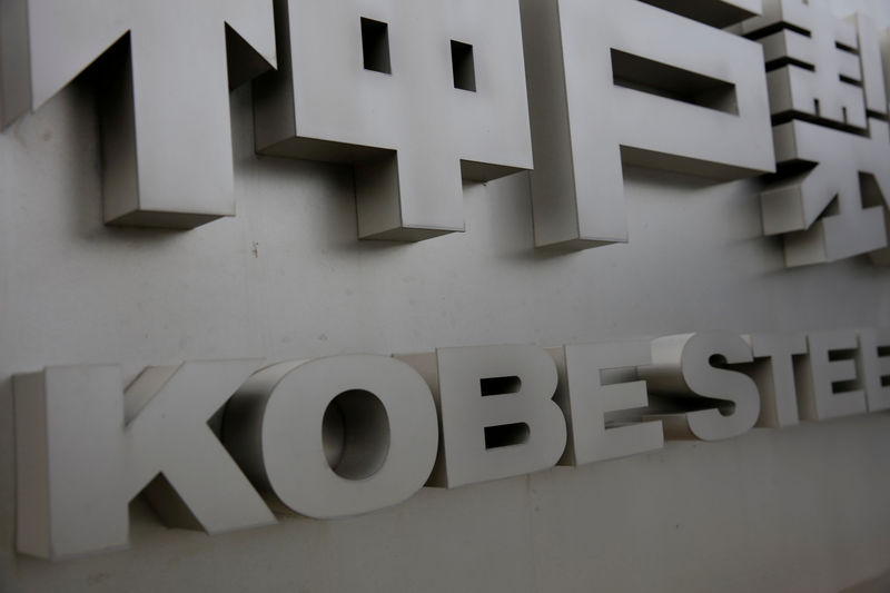 © Reuters. FILE PHOTO: The logo of Kobe Steel Kobelco is seen at the company headquarters in Kobe