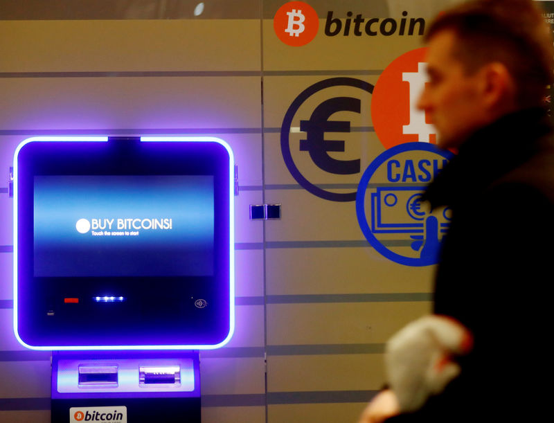 © Reuters. Bitcoin cae más de 12 por ciento tras subir por encima de los 16.000 dólares