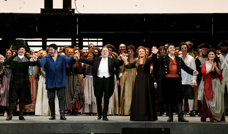 © Reuters. الورود والقصاصات الذهبية تغرق المسرح في افتتاح موسم أوبرا لا سكالا