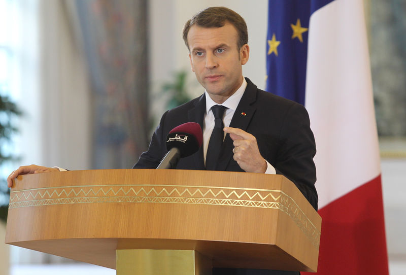 © Reuters. الرئيس الفرنسي: على القوى الخارجية أن تكف عن التدخل في شؤون لبنان
