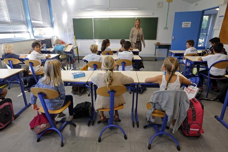 © Reuters. LA FRANCE PROGRESSE DANS LA LUTTE CONTRE LE DÉCROCHAGE SCOLAIRE