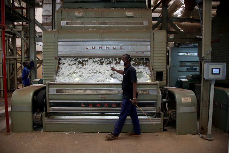 © Reuters. A man works inside Sofitex, Burkina Faso’s biggest cotton company, in Bobo-Dioulasso