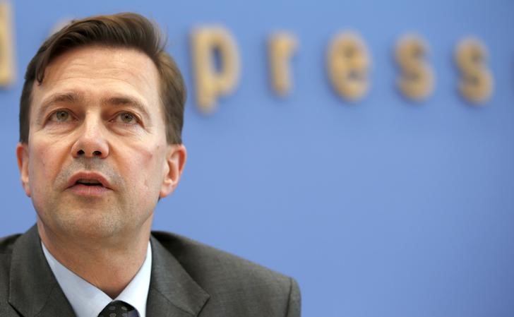 © Reuters. Government spokesman Seibert addresses a news conference in Berlin