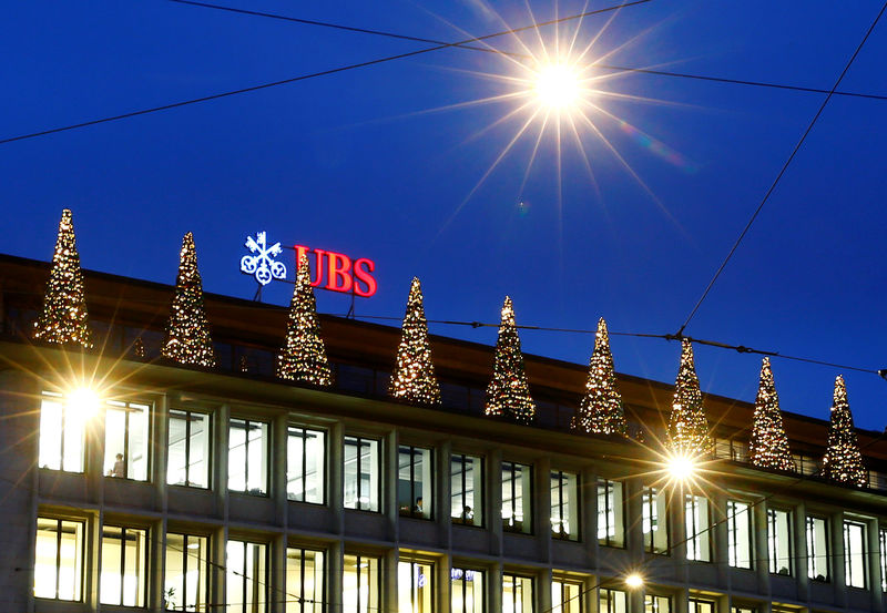 © Reuters. Christmas decorations are seen at the building of Swiss bank UBS in Zurich