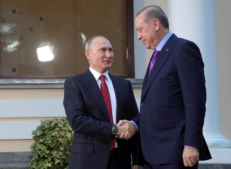 © Reuters. Presidents Tayyip Erdogan of Turkey and Vladimir Putin of Russia shake hands before a three-way summit between the leaders of Russia, Iran and Turkey in Sochi